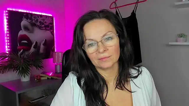 HelenLuxx online show from February 5, 1:44 pm