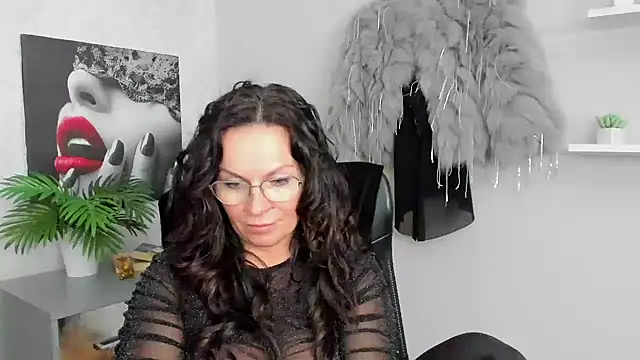 HelenLuxx online show from February 6, 1:43 pm