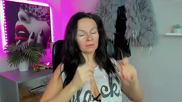 HelenLuxx online show from February 13, 6:30 am