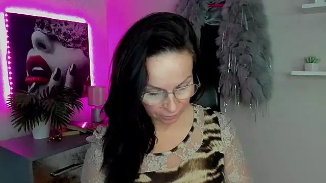 HelenLuxx online show from February 15, 7:16 am