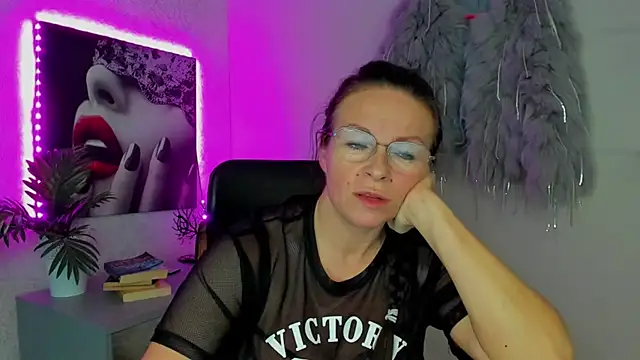 HelenLuxx online show from October 17, 6:43 pm