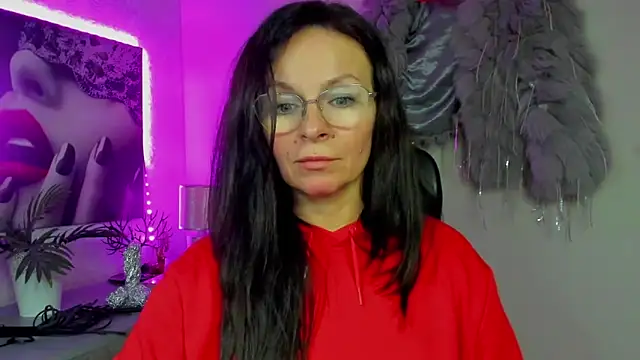 HelenLuxx online show from December 18, 5:30 pm