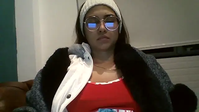 trianabell online show from December 1, 1:32 am