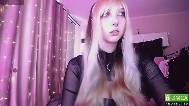Snapshot of JustMeowGirl chatting on June 20, 4:37 am JustMeowGirl online show from June 20, 4:37 am