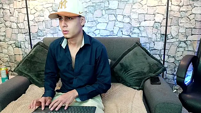 Snapshot of Bastiaan_28 chatting on November 21, 4:33 am Bastiaan 28 online show from November 21, 4:33 am