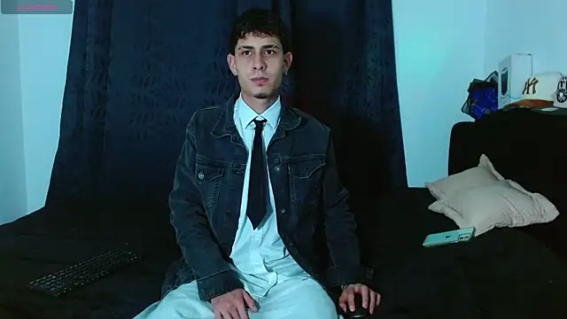 Snapshot of Bastiaan_28 chatting on November 22, 3:05 am Bastiaan 28 online show from November 22, 3:05 am