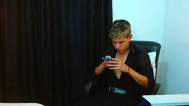 Snapshot of Bastiaan_28 chatting on March 24, 2:16 am Bastiaan 28 online show from March 24, 2:16 am