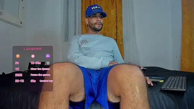 Snapshot of estiben_05 chatting on April 15, 3:30 pm estiben 05 online show from April 15, 3:30 pm