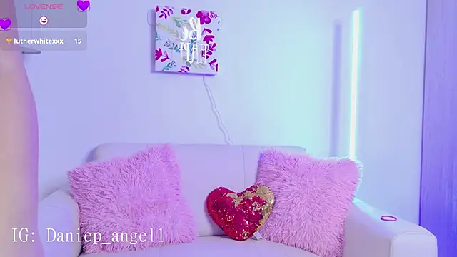 Snapshot of daniep_angel chatting on October 13, 11:05 pm daniep angel online show from October 13, 11:05 pm