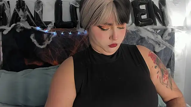 Snapshot of Karmilla_Rosse chatting on October 14, 10:27 am Karmilla Rosse online show from October 14, 10:27 am