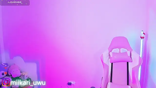 Snapshot of Ahri_Elderwood chatting on October 4, 3:37 am Ahri Elderwood online show from October 4, 3:37 am