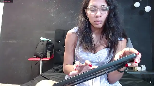 EmilyGomezLS online show from March 12, 11:20 am