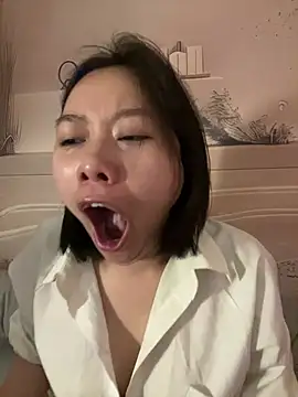 Snapshot of Eliza-E chatting on February 14, 12:29 am Eliza-E online show from February 14, 12:29 am