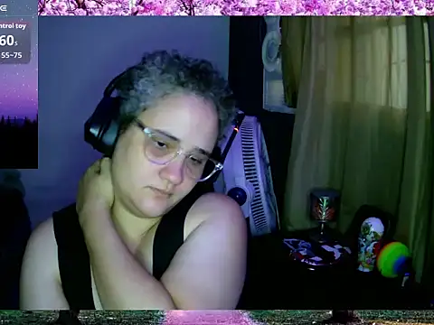 Snapshot of lolalicious_758 chatting on September 19, 11:33 am lolalicious 758 online show from September 19, 11:33 am