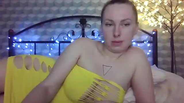 Snapshot of _Leslyy_Solo_1 chatting on February 8, 3:53 pm Leslyy Solo 1 online show from February 8, 3:53 pm