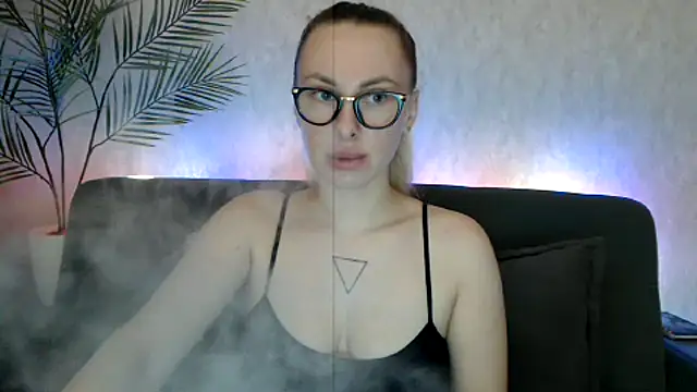 Snapshot of _Leslyy_Solo_1 chatting on October 7, 5:43 pm Leslyy Solo 1 online show from October 7, 5:43 pm