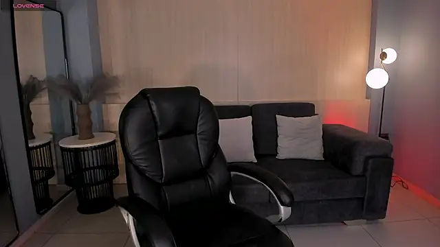 HannaConnor  online show from October 7, 11:40 am