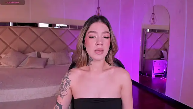 ViolettHansson online show from September 23, 6:22 pm