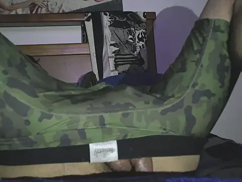 hideonbush051 online show from March 18, 3:31 am