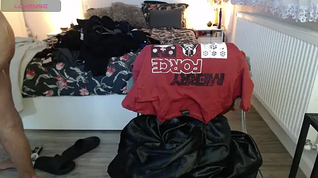 Snapshot of KimBeee chatting on February 4, 3:57 pm KimBeee online show from February 4, 3:57 pm