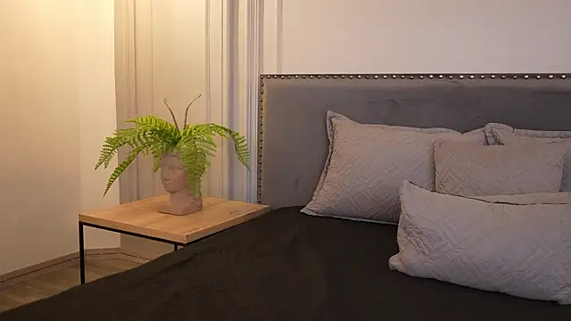 IrisBaker online show from October 9, 9:35 pm