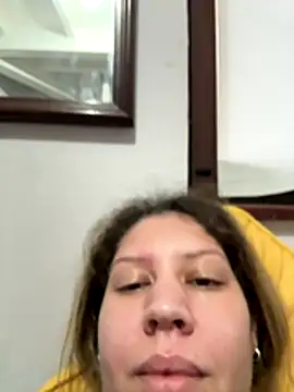 Snapshot of andreinitahg chatting on December 19, 8:21 am andreinitahg online show from December 19, 8:21 am