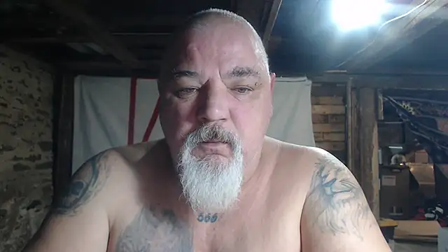 Newfiesausage1972 online show from March 13, 7:15 am