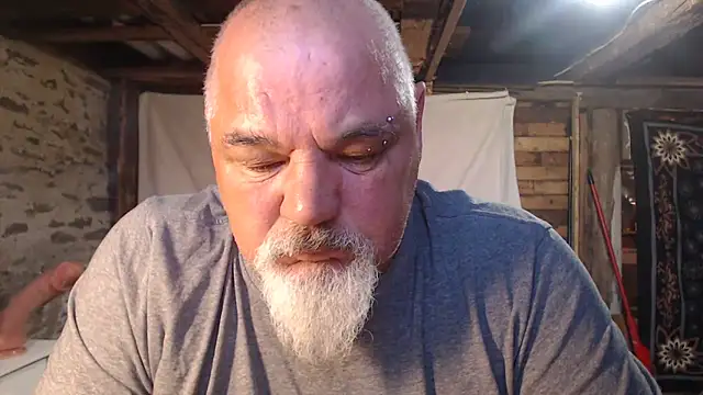 Newfiesausage1972 online show from May 21, 3:41 pm