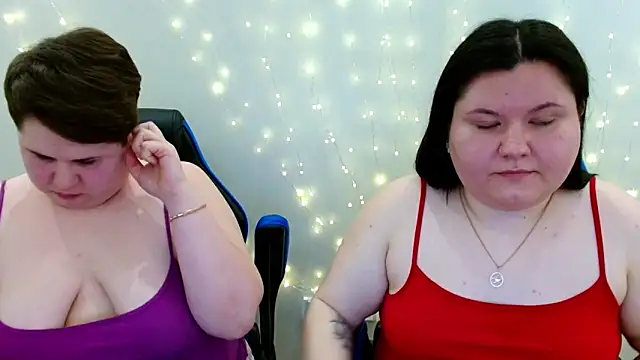 Snapshot of BeckyAndHellen chatting on April 22, 11:45 am BeckyAndHellen online show from April 22, 11:45 am