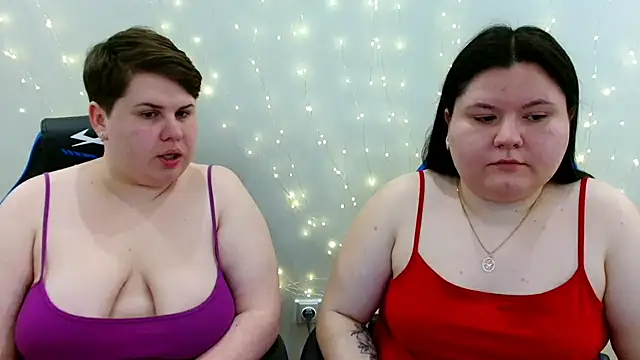 Snapshot of BeckyAndHellen chatting on April 23, 10:03 am BeckyAndHellen online show from April 23, 10:03 am