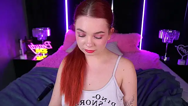 Snapshot of CarolinaDia chatting on December 6, 12:45 am CarolinaDia online show from December 6, 12:45 am