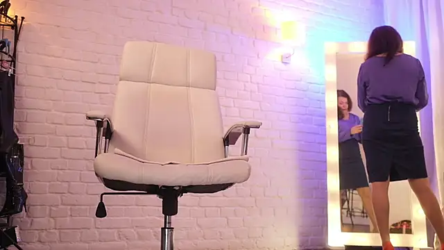 Nylon Legs online show from November 7, 8:31 pm