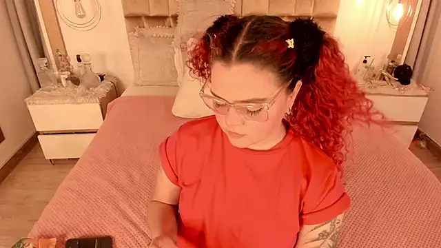 Snapshot of Twwiiggy chatting on February 7, 8:10 pm Twwiiggy online show from February 7, 8:10 pm