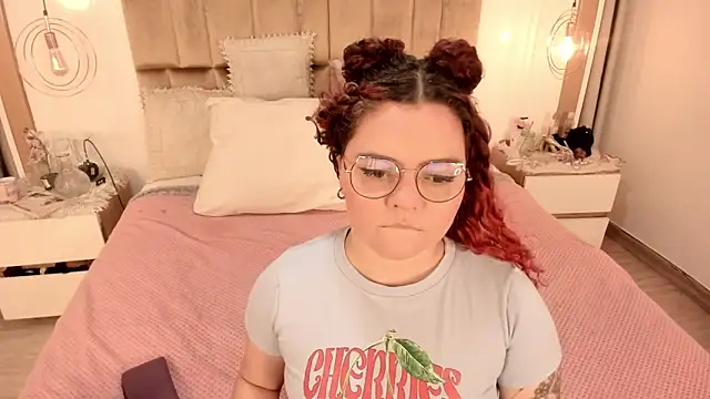 Snapshot of Twwiiggy chatting on February 13, 8:03 pm Twwiiggy online show from February 13, 8:03 pm