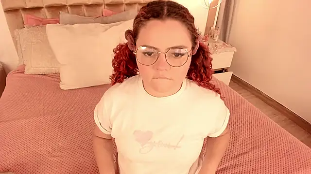 Snapshot of Twwiiggy chatting on February 15, 8:01 pm Twwiiggy online show from February 15, 8:01 pm