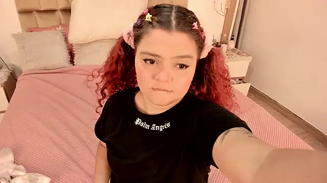 Snapshot of Twwiiggy chatting on February 18, 8:03 pm Twwiiggy online show from February 18, 8:03 pm