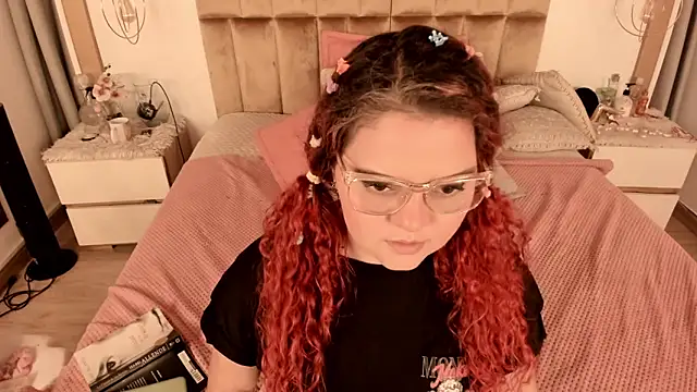 Snapshot of Twwiiggy chatting on February 20, 2:29 am Twwiiggy online show from February 20, 2:29 am