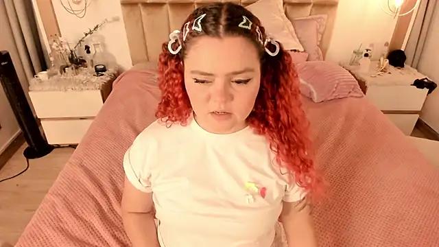 Snapshot of Twwiiggy chatting on March 12, 2:20 am Twwiiggy online show from March 12, 2:20 am