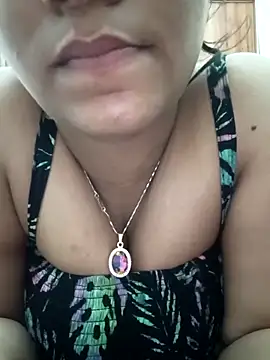 Snapshot of Divya_girl chatting on April 14, 10:49 pm Divya girl online show from April 14, 10:49 pm