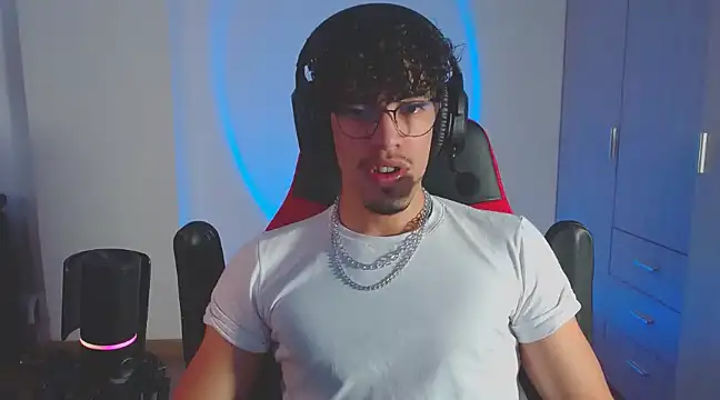 Snapshot of BigDragonBoy chatting on March 20, 9:46 pm BigDragonBoy online show from March 20, 9:46 pm