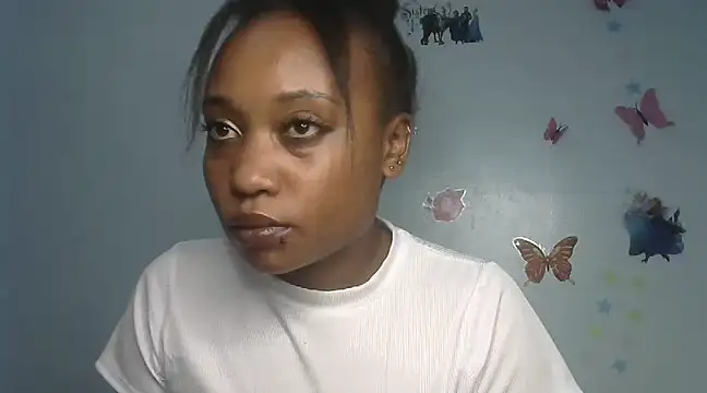 Snapshot of laetitia_ chatting on March 6, 8:27 pm laetitia online show from March 6, 8:27 pm