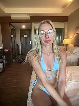 Snapshot of Liana_Lou chatting on April 2, 6:55 am Liana Lou online show from April 2, 6:55 am
