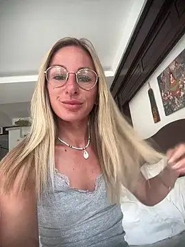 Snapshot of Liana_Lou chatting on April 4, 7:28 am Liana Lou online show from April 4, 7:28 am