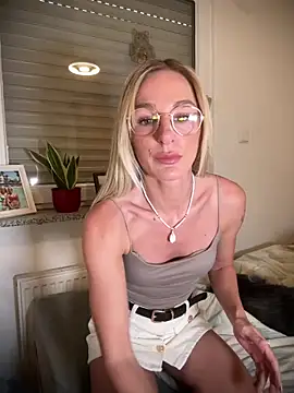 Snapshot of Liana_Lou chatting on April 24, 12:18 pm Liana Lou online show from April 24, 12:18 pm