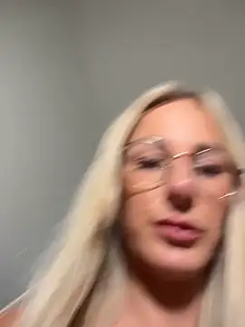 Snapshot of Liana_Lou chatting on May 3, 12:33 pm Liana Lou online show from May 3, 12:33 pm