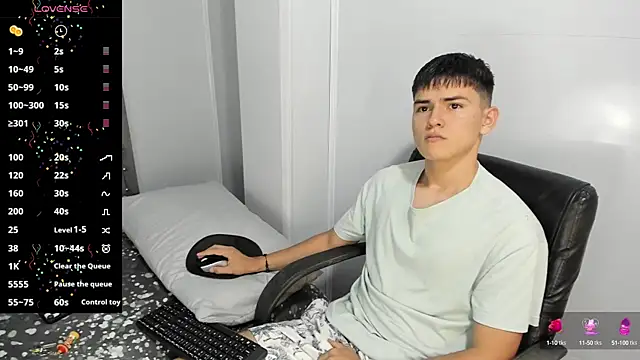 Snapshot of Jacobb_Lee chatting on December 28, 6:40 pm Jacobb Lee online show from December 28, 6:40 pm