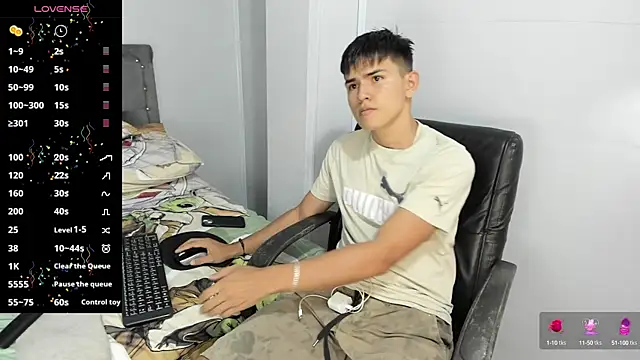 Snapshot of Jacobb_Lee chatting on February 13, 8:13 pm Jacobb Lee online show from February 13, 8:13 pm