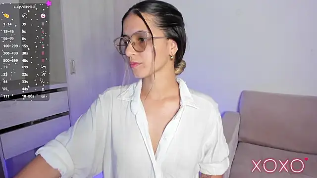 Snapshot of Lilacutte_ chatting on March 7, 8:33 am Lilacutte online show from March 7, 8:33 am