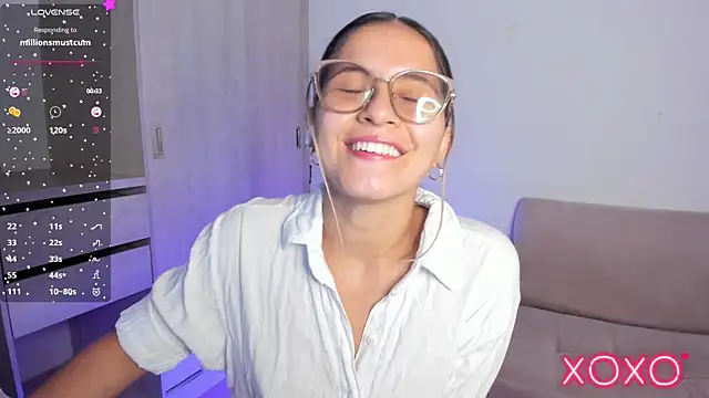 Snapshot of Lilacutte_ chatting on March 21, 8:19 am Lilacutte online show from March 21, 8:19 am