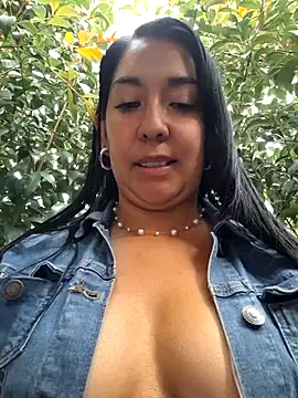Snapshot of Bella_keny chatting on December 9, 10:09 pm Bella keny online show from December 9, 10:09 pm